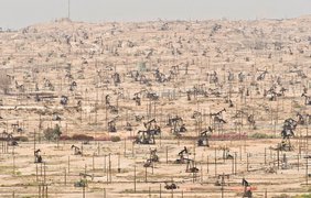 Истощенное после нещадной эксплуатации нефтяное поле в Калифорнии