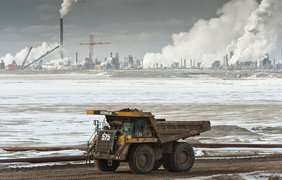 Грузовик-гигант везет на переработку нефтеносный песок в Канаде