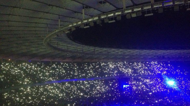 100 тысяч зрителей на Олимпийском стадионе одновременно зажгли экраны телефонов