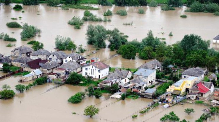 В Индонезии из-за наводнения погибли более 20-ти человек