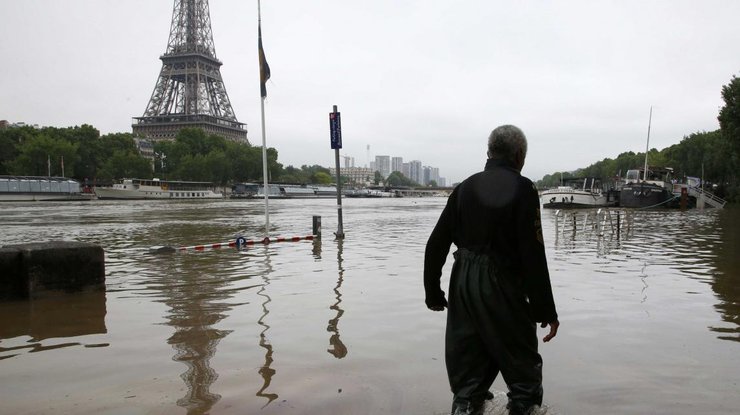 Во Франции из-за наводнений временно закроют Лувр