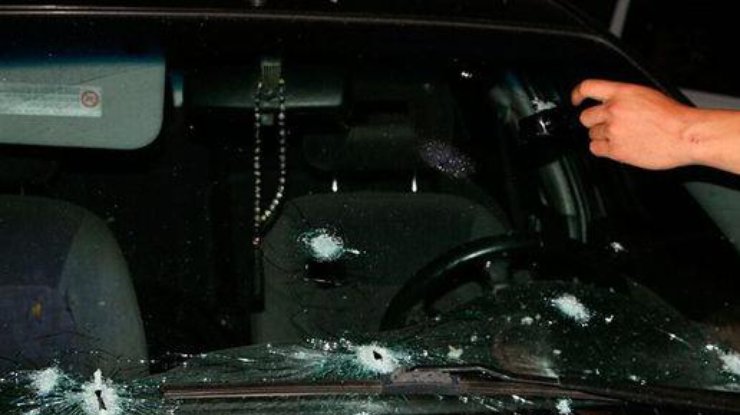 В центре Запорожья из автомата обстреляли автомобиль
