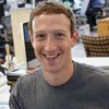 Глава Facebook защищается от слежки примитивным способом