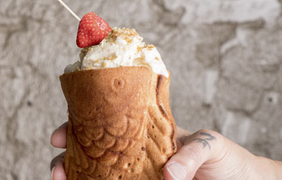 Тайяки: вафельный конус, заполненный клубничным компотом с ванильным мороженым, крекером и свежей клубникой.