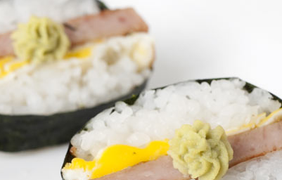 Суши SPAM: жареное яйцо, ветчина, рис, васаби