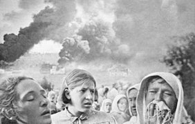 23 июня, Киев, последствия бомбардировки. Город регулярно бомбили из-за военных аэродромов, расположенных поблизости и в чертах города