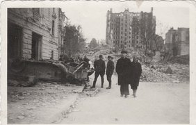 На заднем плане разрушенное здание, где сейчас стоит отель "Украина" и ТРЦ "Глобус"