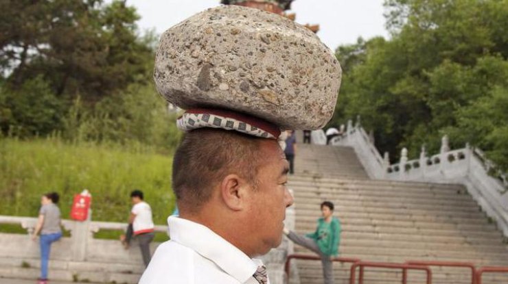 Ян Цун ежедневного на протяжении 4 лет носил на голове 40-килограммовый камень. Фото: QQ.com