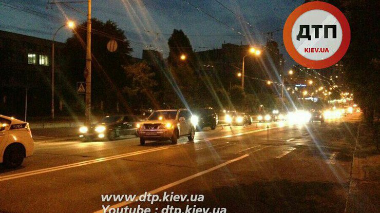 В Киеве на переходе водитель Nissan сбил пешеходов