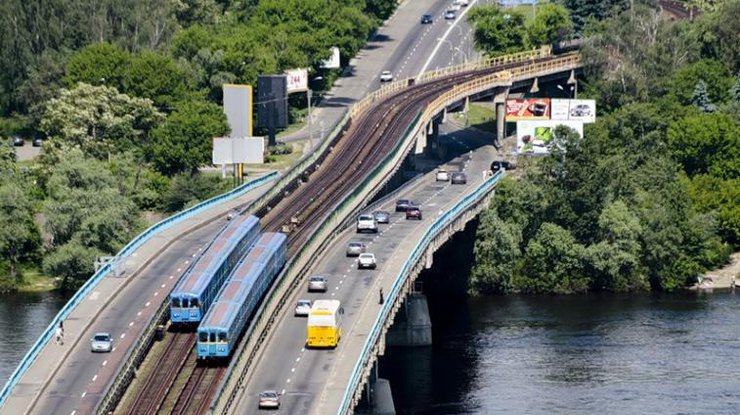 В Киеве ограничат движение на мосту "Метро" через Днепр