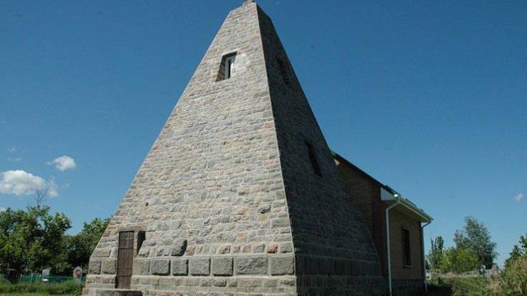 На Полтавщине нашли уникальные старинные пирамиды 