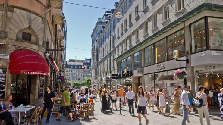Власти Швеции разрешили девушкам ходить по городу топлес 