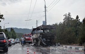 В Крыму сгорел автобус дотла 