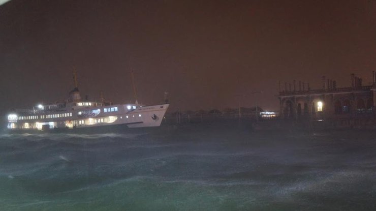 В Малайзии пропало туристическое судно