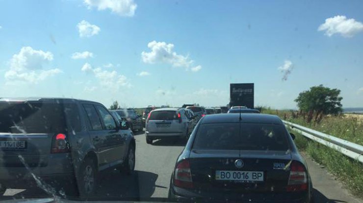 На трассе Одесса-Киев из-за аварии образовалась стокилометровая пробка. Фото из Facebook Алексея Голобуцкого