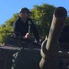 Австралийский сенатор раздавил машину танком (видео)