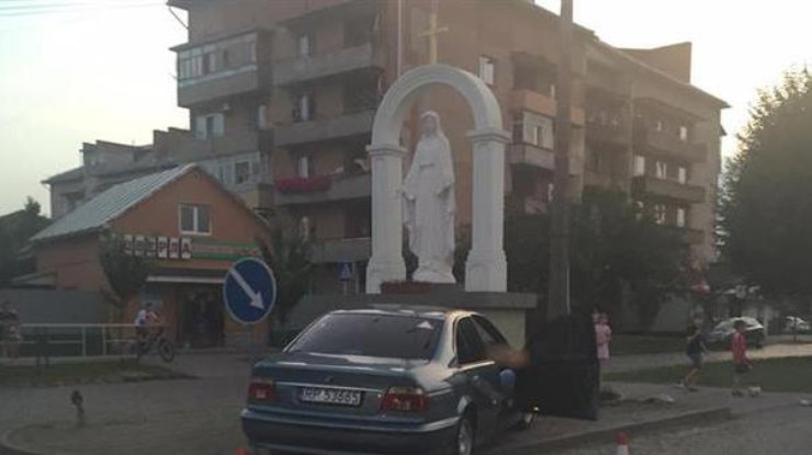 В Мукачево водитель BMW протаранил скульптуру Девы Марии. фото: Mukachevo.net