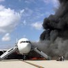 В Сингапуре пассажирский самолет загорелся во время посадки