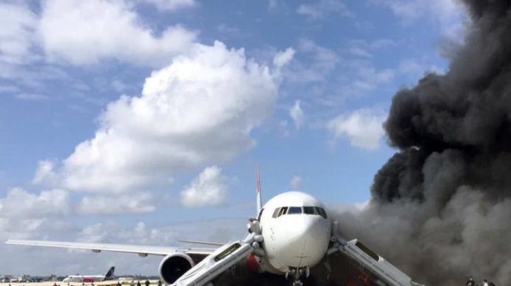 В Сингапуре пассажирский самолет загорелся во время посадки
