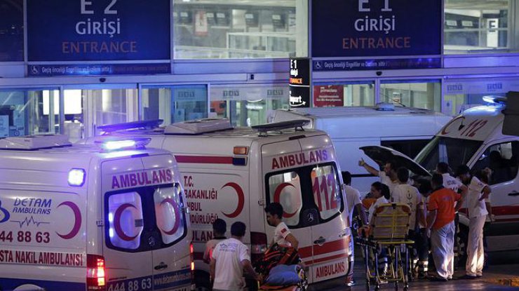 В результате взрывов в аэропорту Стамбула погибли 10 человек
