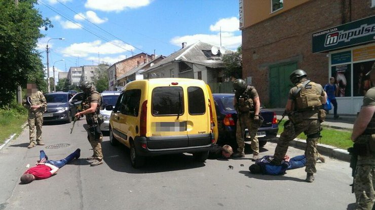 Правоохранители задержали наркополицейских в центре Житомира