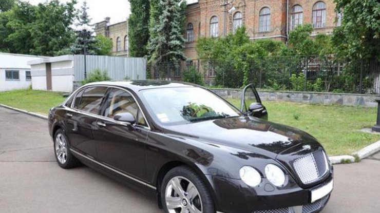 В Киеве дорогу покрыли асфальтом в обход Bentley