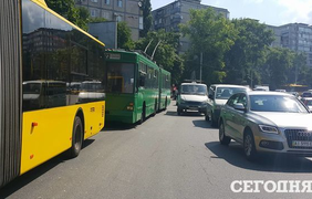 Авария в Киеве парализовала дорогу