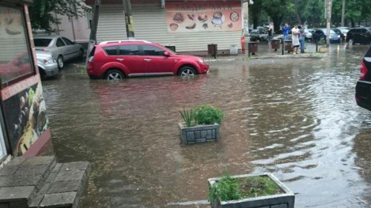 В Днепре ливень затопил улицы