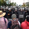 В Мехико протестующие учителя пытались занять аэропорт