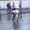 В России после сильных ливней по улицам начала плавать рыба (видео)