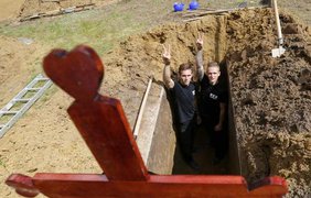 В Венгрии прошли соревнования по скоростному копанию могил
