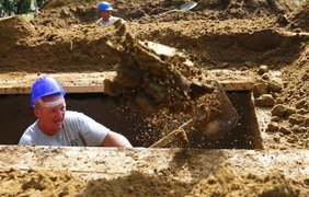 В Венгрии прошли соревнования по скоростному копанию могил