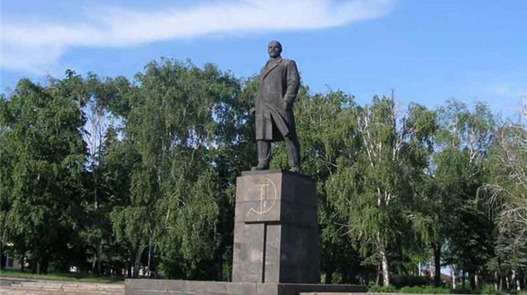В центре Макеевке разрушили памятник Ленину 