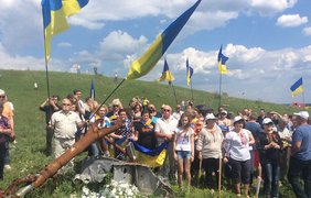 Под селом Пришиб открыли мемориал памяти погибшим членам экипажа / Facebook