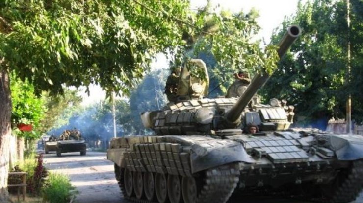 На Донбассе террористы из танков обстреляли военных 