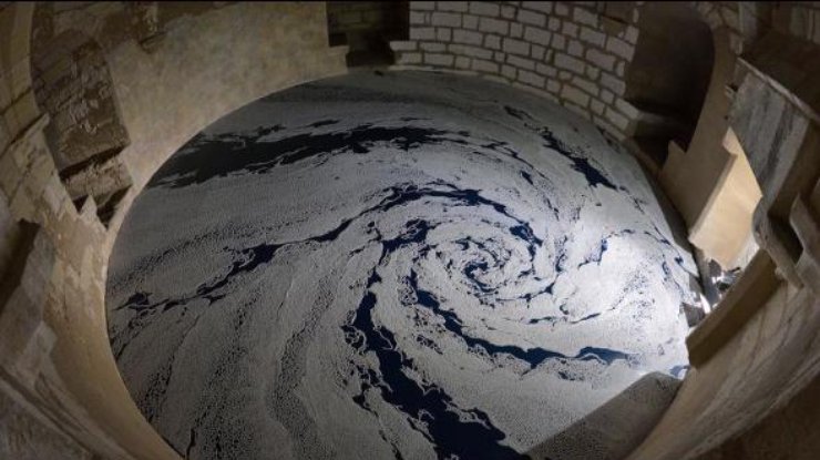 Художник создал лабиринт из соли в крепости XII века