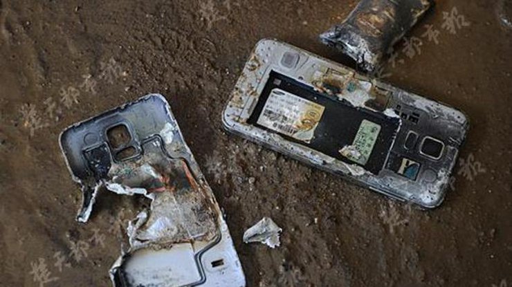 У мужчины "слетели" штаны из-за взрыва смартфона Samsung
