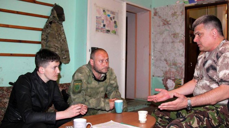 Ярош и Савченко вместе посетили украинских военных из разных подразделений на Донбассе