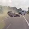В ужасной аварии авто перевернулось несколько раз  (видео) 