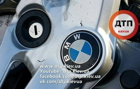 Возле моста "Метро" мотоциклист "BMW" на высокой скорости врезался в Opel