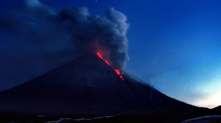 Из кратера происходят выбросы лавы на высоту до 600 метров