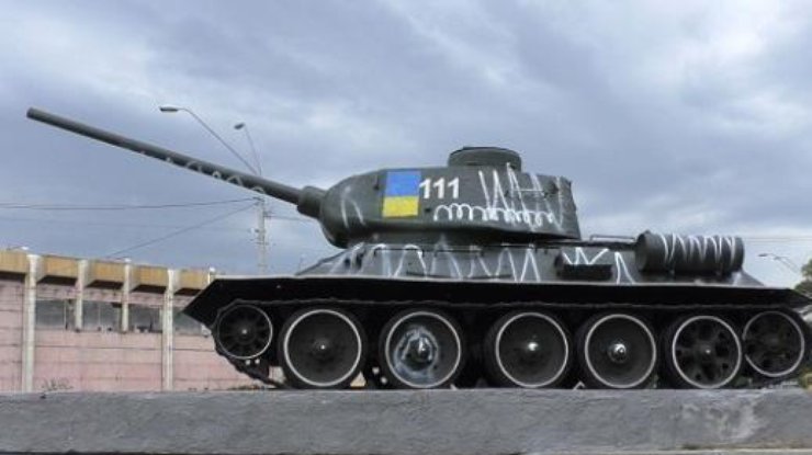 Нетрезвая пара разрисовала памятник танкистам в Киеве 