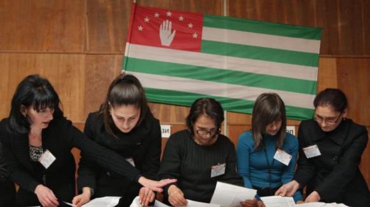 В Абхазии проходит референдум о досрочных выборах президента