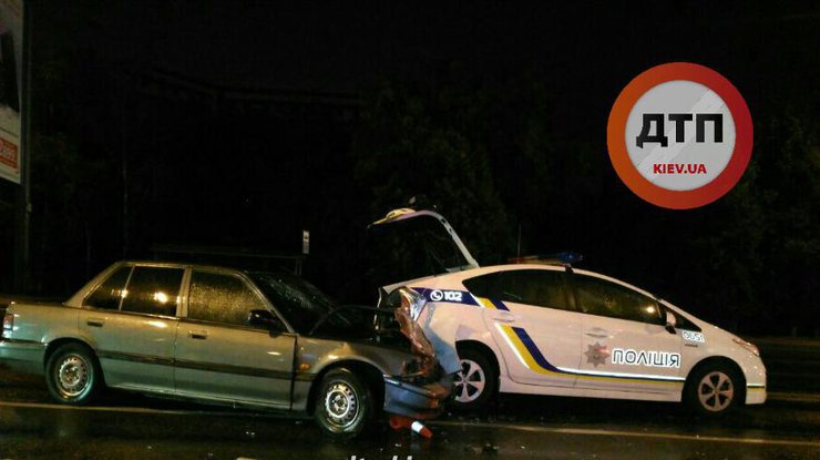 В Киеве "Хонда" врезалась в машину патрульной полиции 