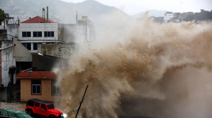 В Китае тайфун разрушил почти 2 тысячи домов