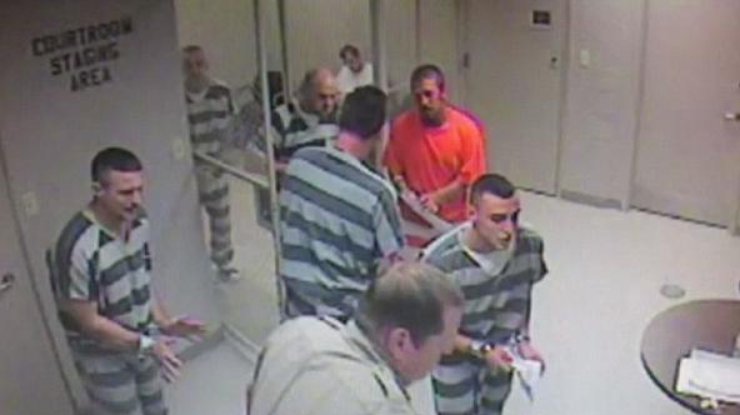 Заключенные вырвались из камеры ради спасения охранника 