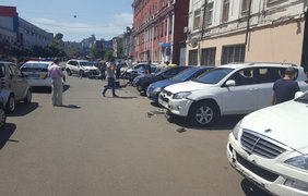 В Киеве 80-летний пенсионер протаранил девять припаркованных автомобилей