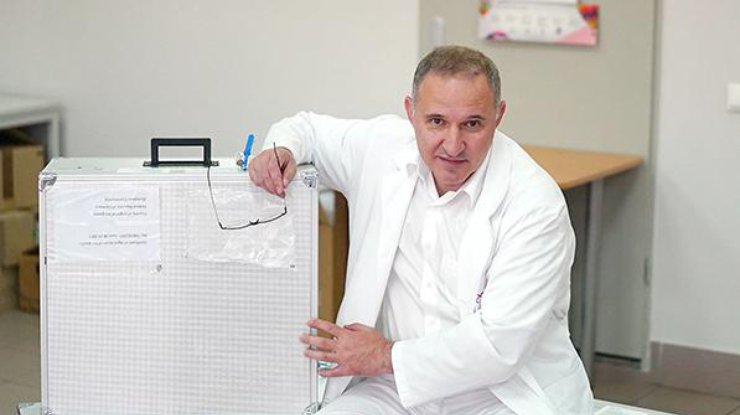На фото Борис Тодуров, который сделал операцию по пересадке сердца