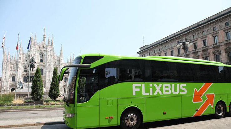 Из Львова в Европу начал ездить крупный автобусный лоукостер 