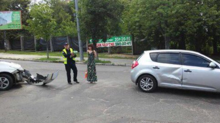 В Киеве авто патрульной полиции влетело в автомобиль "КИА"